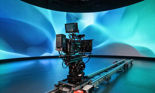 LED-Volumen für virtuelle Produktion in einem österreichischen Studio mit Kamera auf Schienensystem